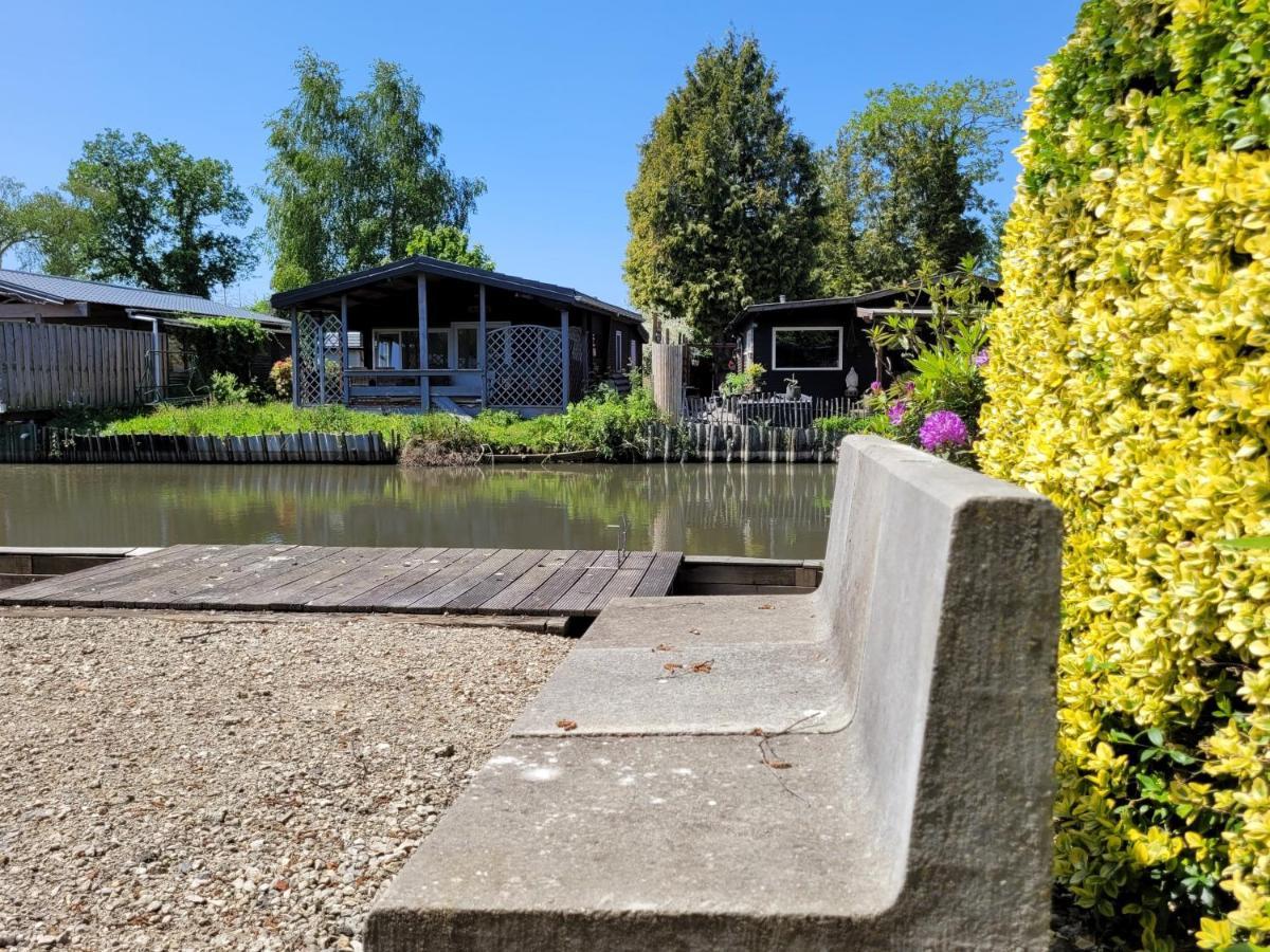Rustig Gelegen Chalet Solvo Met Terras Aan Het Water Гел Екстериор снимка