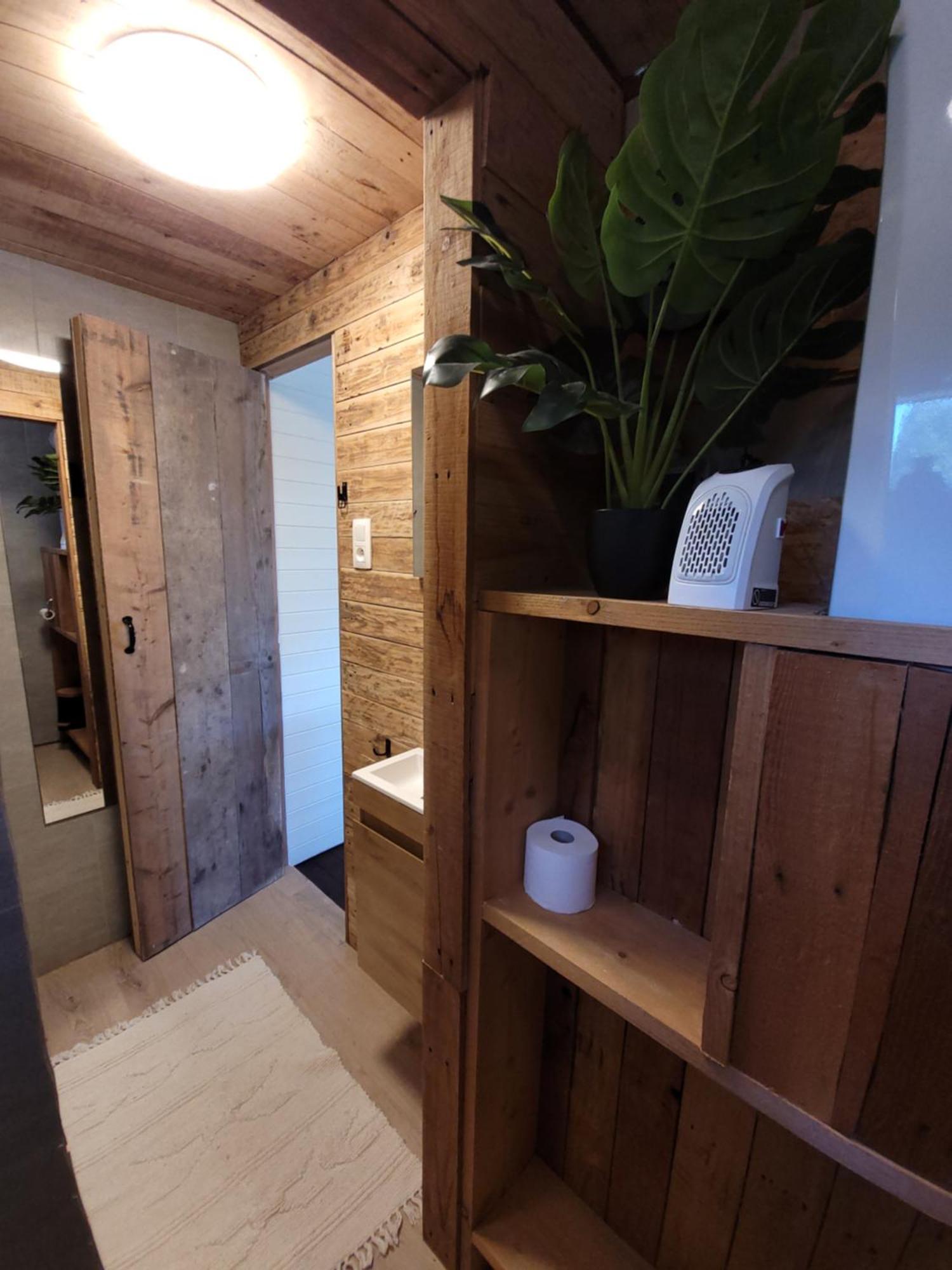 Rustig Gelegen Chalet Solvo Met Terras Aan Het Water Гел Екстериор снимка